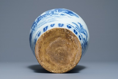 Un vase en fa&iuml;ence de Delft bleu et blanc &agrave; d&eacute;cor de chinoiserie, fin du 17&egrave;me