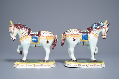 Une paire de mod&egrave;les de chevaux en fa&iuml;ence polychrome de Delft, 19&egrave;me