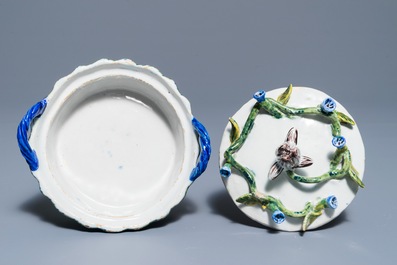 Une paire de beurriers &agrave; d&eacute;cor en relief sur supports ajour&eacute;s en fa&iuml;ence polychrome de Delft, 18&egrave;me