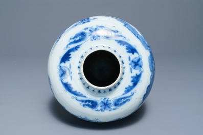 Un vase en fa&iuml;ence de Delft bleu et blanc &agrave; d&eacute;cor de chinoiserie, fin du 17&egrave;me