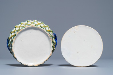 Een paar polychrome Delftse botervloten met reli&euml;fdecor op ajour bewerkte schotels, 18e eeuw