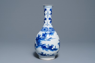 Een grote blauwwitte flesvormige vaas met chinoiserie decor, Nevers, Frankrijk, 17e eeuw