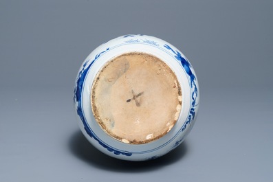 Un grand vase de forme bouteille en fa&iuml;ence de Nevers bleu et blanc &agrave; d&eacute;cor de chinoiserie, 17&egrave;me