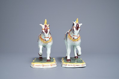 Une paire de mod&egrave;les de chevaux en fa&iuml;ence polychrome de Delft, 19&egrave;me