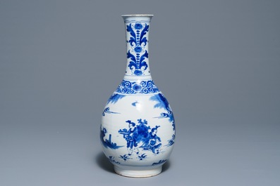 Un grand vase de forme bouteille en fa&iuml;ence de Nevers bleu et blanc &agrave; d&eacute;cor de chinoiserie, 17&egrave;me