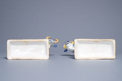 Une paire de vaches sur bases aux grenouilles en fa&iuml;ence polychrome de Delft, 18&egrave;me