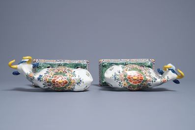 Une paire de vaches sur bases aux grenouilles en fa&iuml;ence polychrome de Delft, 18&egrave;me