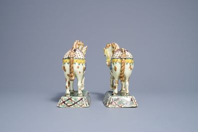 Een paar polychrome Delftse circuspaarden met lichtgroene fondkleur, 18e eeuw