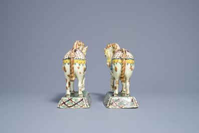 Une paire de mod&egrave;les de chevaux en fa&iuml;ence polychrome de Delft &agrave; fond vert clair, 18&egrave;me