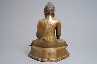 Een Birmaanse bronzen Boeddha met inscriptie, 19e eeuw