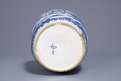 Un vase en fa&iuml;ence de Delft bleu et blanc &agrave; d&eacute;cor d'un couple avec enfant, 1&egrave;re moiti&eacute; du 18&egrave;me