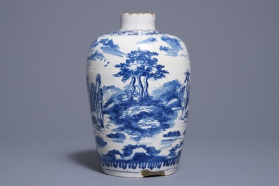 Un vase en fa&iuml;ence de Delft bleu et blanc &agrave; d&eacute;cor d'un couple avec enfant, 1&egrave;re moiti&eacute; du 18&egrave;me