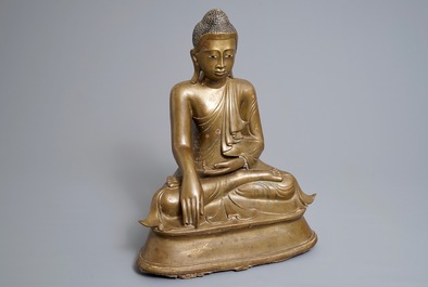 Een Birmaanse bronzen Boeddha met inscriptie, 19e eeuw