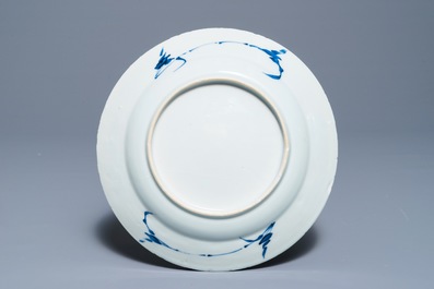 Huit assiettes en porcelaine de Chine bleu et blanc aux paons et oiseaux, Kangxi