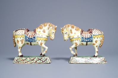 Une paire de mod&egrave;les de chevaux en fa&iuml;ence polychrome de Delft &agrave; fond vert clair, 18&egrave;me