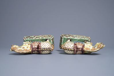 Une paire de mod&egrave;les de chevaux en fa&iuml;ence polychrome de Delft &agrave; fond vert clair, 18&egrave;me