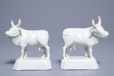 Une paire de vaches sur bases en fa&iuml;ence blanche de Delft, 18&egrave;me