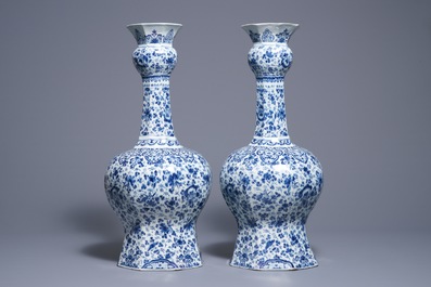 Une paire de tr&egrave;s grands vases en fa&iuml;ence de Delft bleu et blanc, d&eacute;but du 18&egrave;me