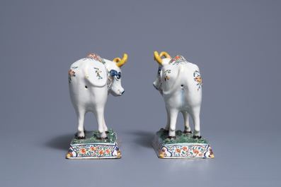 Une paire de vaches sur bases aux grenouilles en fa&iuml;ence polychrome de Delft, 18&egrave;me