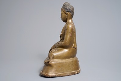 Une figure de Bouddha en bronze &agrave; base inscrite, Birmanie, 19&egrave;me
