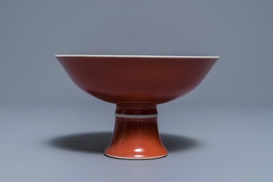 Un bol sur piedouche en porcelaine de Chine rouge monochrome, marque de Yongzheng, 19/20&egrave;me
