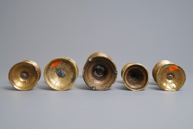 Cinq piques-cierge et bougeoirs &agrave; disques en bronze et laiton, Flandres, 16/17&egrave;me