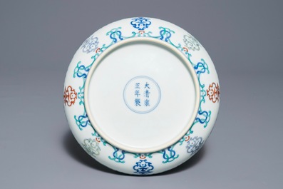 Een Chinees doucai bord met Shou-karakters, Yongzheng merk, 19/20e eeuw