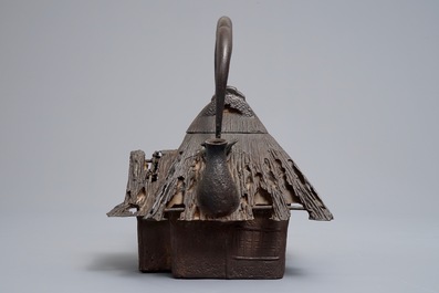 Een Japanse smeedijzeren tetsubin in de vorm van een hut, Meiji, 19e eeuw