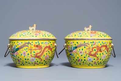 Een paar Chinese famille jaune dekselkommen met draken en feniksen, 19e eeuw