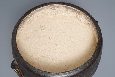 Un furogama en fer forg&eacute; sur pied en bois, Japon, Edo/Meiji, 18/19&egrave;me