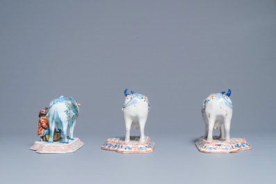 Une paire de vaches sur bases et une au trayeur en fa&iuml;ence polychrome de Delft, 19&egrave;me