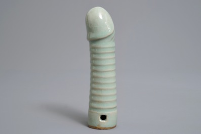 Een Chinees longquan celadon model van een fallus, Ming of later