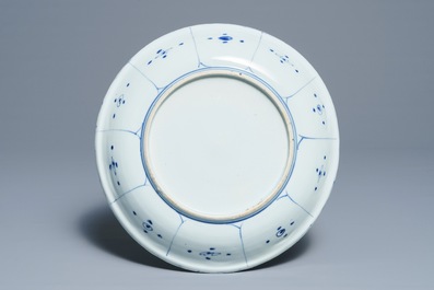 Un grand plat en porcelaine de Chine bleu et blanc de type kraak, Wanli
