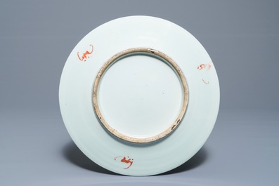 Un plat &agrave; d&eacute;cor des '9 p&ecirc;ches' et un bol couvert en porcelaine de Chine famille rose, marque de Qianlong, 19/20&egrave;me