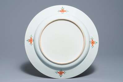 Une paire de grands plats en porcelaine de Chine du service du Roi de France Louis XV, Yongzheng, vers 1732