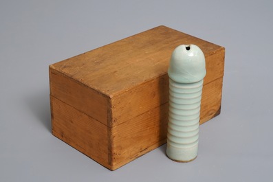 Een Chinees longquan celadon model van een fallus, Ming of later