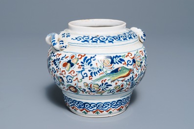 Een polychrome Delftse kasjmier palet pot met getorste oren, Engeland, 1e kwart 18e eeuw