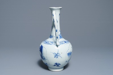 Une verseuse en porcelaine de Chine bleu et blanc &agrave; d&eacute;cor de m&eacute;daillons figuratives, &eacute;poque Transition