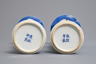 Een paar Chinese famille verte gu vazen met poederblauwe fondkleur, Kangxi merk, 19e eeuw