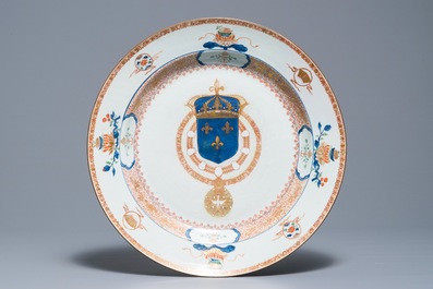 Une paire de grands plats en porcelaine de Chine du service du Roi de France Louis XV, Yongzheng, vers 1732