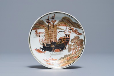 Een Chinese kop en schotel met grisaille en verguld decor van een schip, Yongzheng/Qianlong