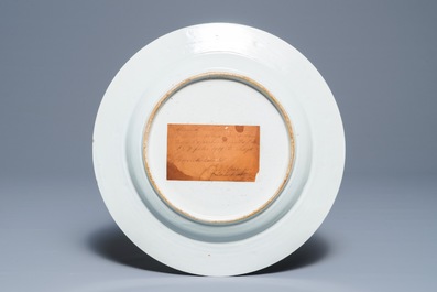 Un plat armori&eacute; en porcelaine de Chine bianco sopra bianco et grisaille, Qianlong