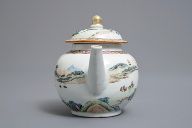 Een Chinese famille rose theepot met reizigers in een landschap, Yongzheng