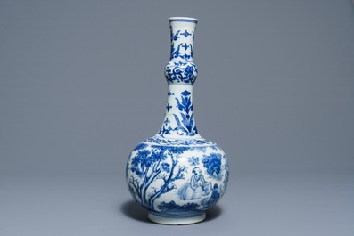 Un vase de forme bouteille en porcelaine de Chine bleu et blanc &agrave; d&eacute;cor figuratif, &eacute;poque Transition