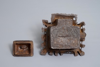 Une verseuse tetsubin en fonte de fer en forme de cabane, Japon, Meiji, 19&egrave;me
