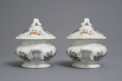 Une paire de terrines en porcelaine de Chine famille rose pour le march&eacute; hollandais, blasons de Nauta Beuckens et Swalue, Qianlong