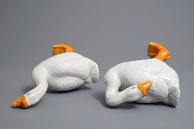 Une paire de mod&egrave;les d'oies en porcelaine de Chine, Qianlong/Jiaqing