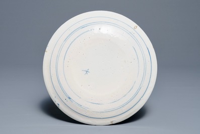 Une assiette en fa&iuml;ence de Delft bleu et blanc de la s&eacute;rie des &quot;Zodiaques&quot;, premier quart du 18&egrave;me