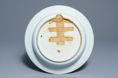 Un plat armori&eacute; en porcelaine de Chine bleu et blanc pour le march&eacute; hollandais, blason de Toussaint, Qianlong
