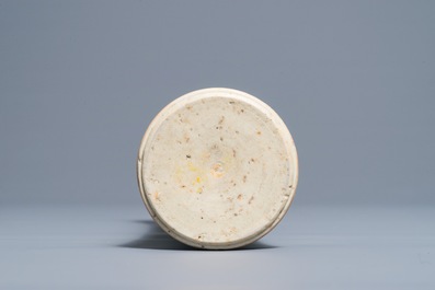 Een Chinese blanc de Chine vaas met onderglazuur decor, Transitie periode